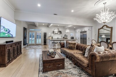 ★ Luxe Thomas Mansion ★ | hot tub, pool, fire pit!