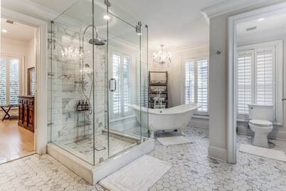 ★ Luxe Thomas Mansion ★ | hot tub, pool, fire pit!