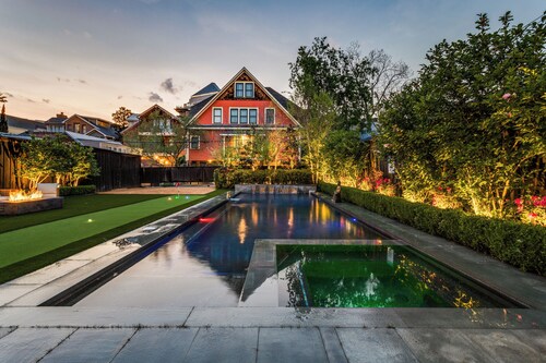 ★ Luxe Thomas Mansion ★ | hot tub, pool, fire pit!