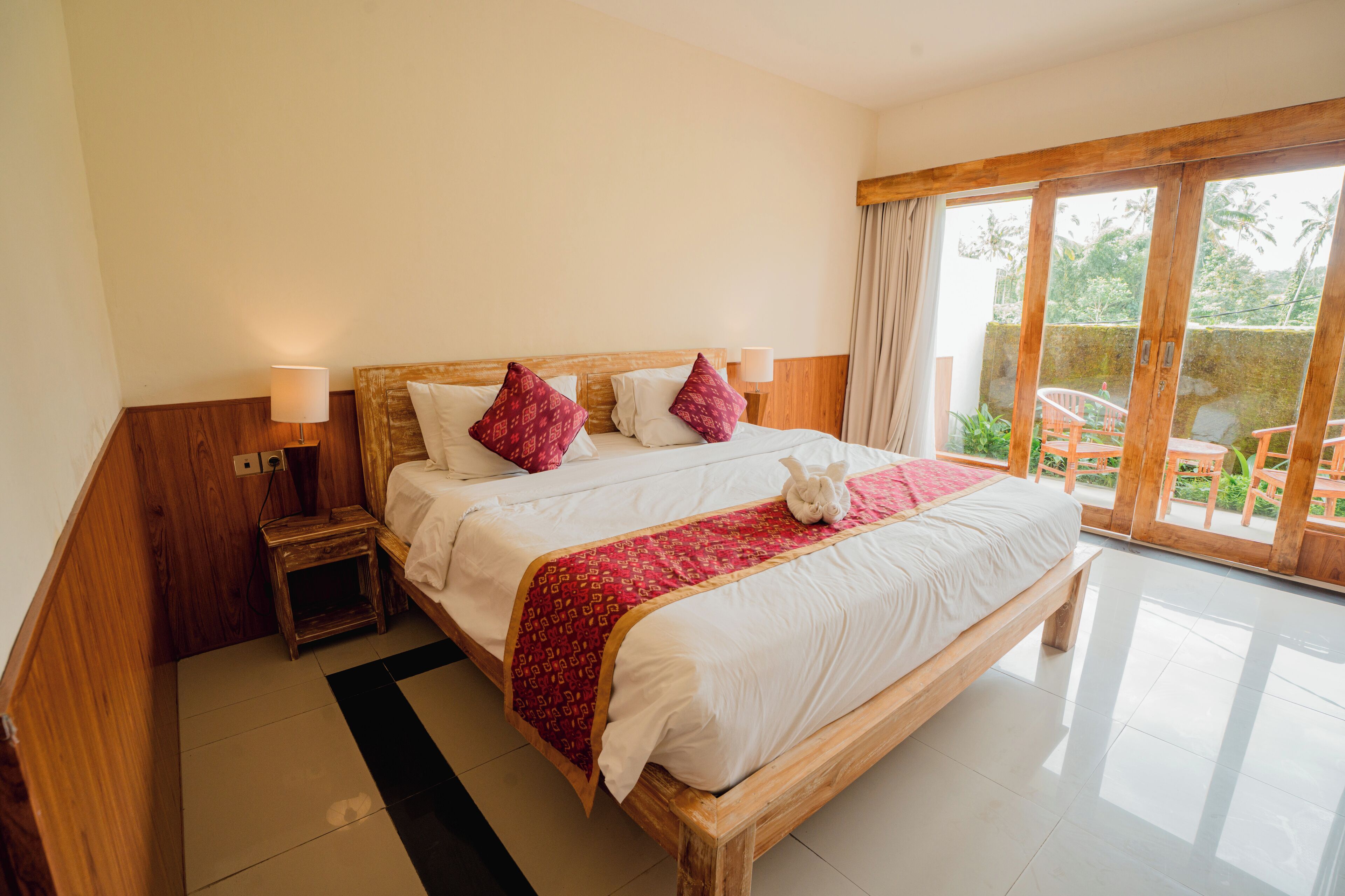 Habitación Deluxe doble | Caja fuerte, escritorio, wifi gratis y ropa de cama