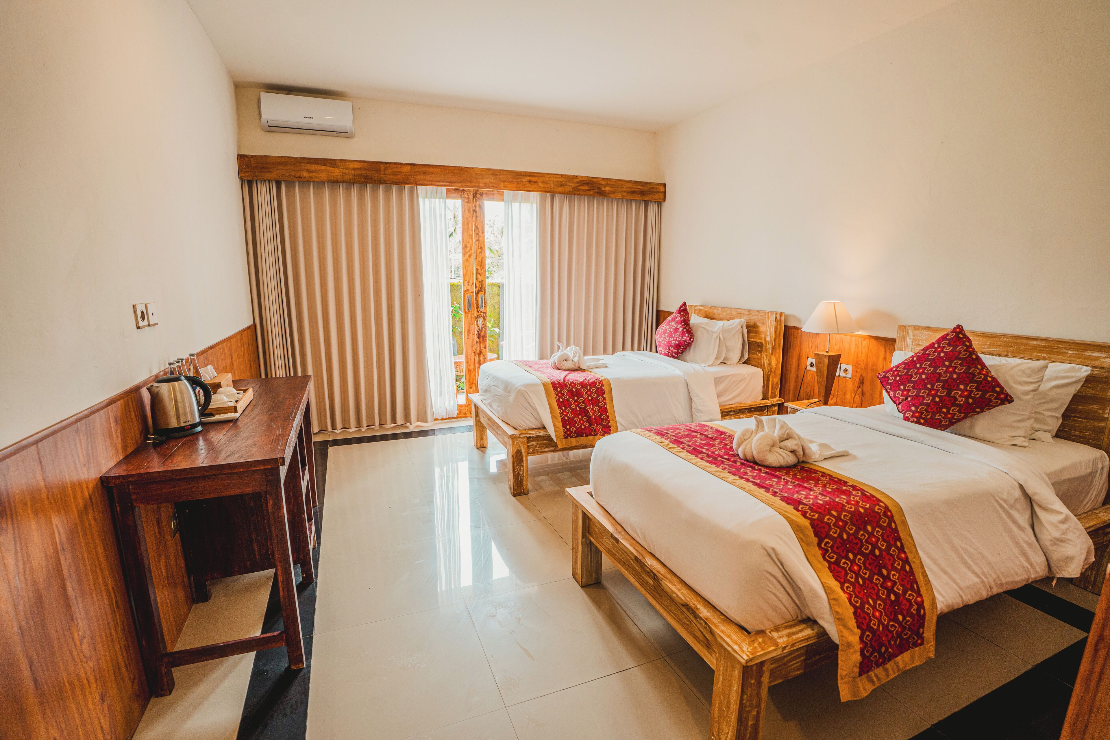 Habitación Deluxe con 2 camas individuales | Caja fuerte, escritorio, wifi gratis y ropa de cama