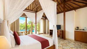 A bedroom with a four-poster bed, a TV, and a desk with a chair. - Tanta Escape (Sebatu)