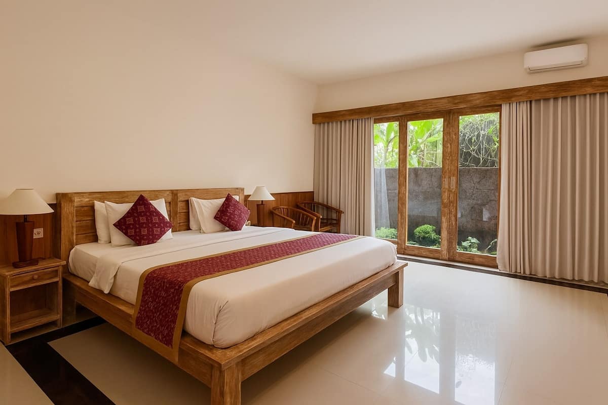 Deluxe Double Room | In-room safe, desk, free WiFi, bed sheets