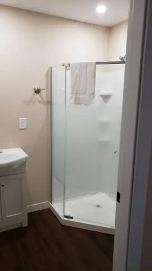 Deluxe Studio Suite | Bathroom | Shower, towels