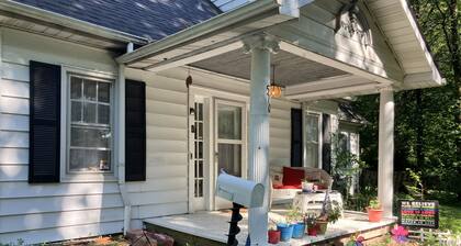Urban Farm minutes from St Louis complete with animals and outdoor entertainment
