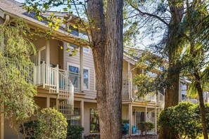 Exterior - Beachy Bliss! Renovated Courtside 3 -Quick 1.5 Blocks to Coligny Beach –Walk to Ocean, Pool & Dining (Hilton Head Island)