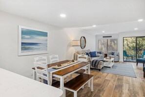 Flat-screen TV - Beachy Bliss! Renovated Courtside 3 -Quick 1.5 Blocks to Coligny Beach –Walk to Ocean, Pool & Dining (Hilton Head Island)