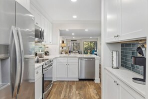 Refrigerador, microondas, lavavajillas y cafetera y tetera 