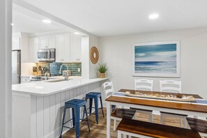Fridge, microwave, dishwasher, coffee/tea maker - Beachy Bliss! Renovated Courtside 3 -Quick 1.5 Blocks to Coligny Beach –Walk to Ocean, Pool & Dining (Hilton Head Island)
