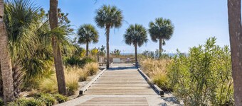 Beachy Bliss! Renovated Courtside 3 -Quick 1.5 Blocks to Coligny Beach –Walk to Ocean, Pool & Dining