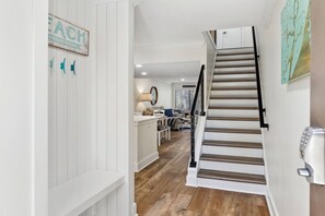 Interior - Beachy Bliss! Renovated Courtside 3 -Quick 1.5 Blocks to Coligny Beach –Walk to Ocean, Pool & Dining (Hilton Head Island)