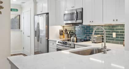 Beachy Bliss! Renovated Courtside 3 -Quick 1.5 Blocks to Coligny Beach –Walk to Ocean, Pool & Dining