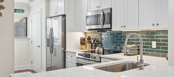 Beachy Bliss! Renovated Courtside 3 -Quick 1.5 Blocks to Coligny Beach –Walk to Ocean, Pool & Dining