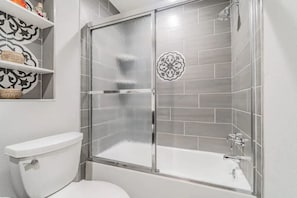 Baignoire, sĂšche-cheveux, serviettes fournies, papier toilette