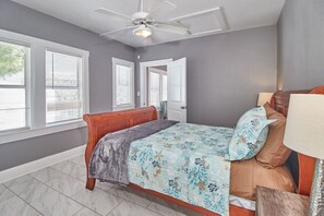 1 dormitorio, escritorio, tabla de planchar con plancha y wifi