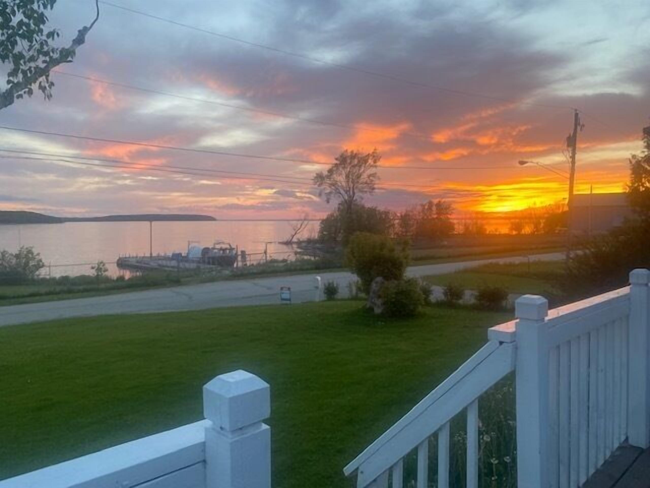 Down By The Bay: Hot Tub!