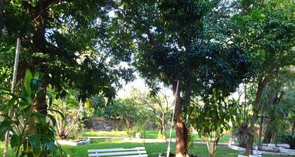 Muy cerca del centro de Areguá , con un extenso Jardín, y Piscina