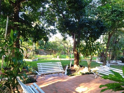 Muy cerca del centro de Areguá , con un extenso Jardín, y Piscina