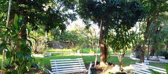 Muy cerca del centro de Areguá , con un extenso Jardín, y Piscina