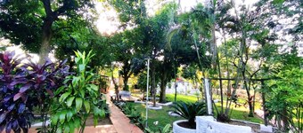 Muy cerca del centro de Areguá , con un extenso Jardín, y Piscina