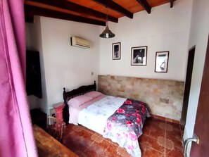 5 bedrooms, WiFi - Muy cerca del centro de Areguá , con un extenso Jardín, y Piscina (Areguá)