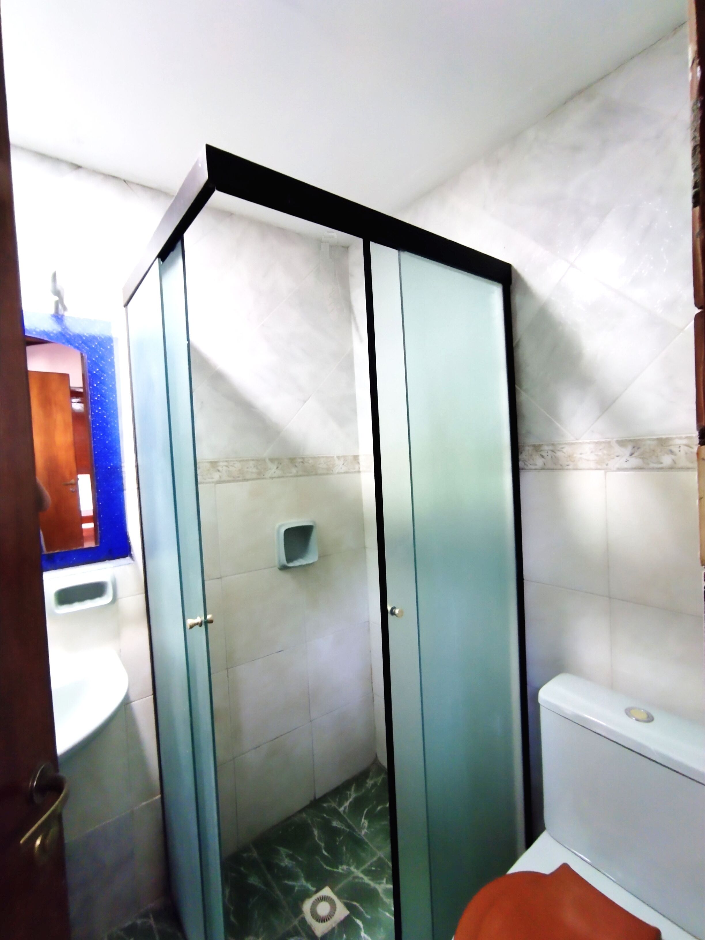Ensemble douche/baignoire, bidet
