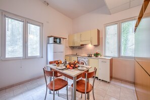 Frigorifero, microonde, forno, piano cottura