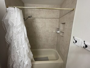 Ducha y bañera combinadas, secador de pelo, toallas y jabón