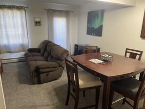Smart TV, video games, DVD player - Midtown location 3 minutes from the Dimond Center mall, Target and Walmart. (Anchorage)