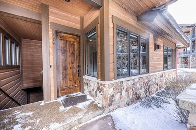 Perfect for Families – 2 Minute Walk to Waldorf Lift, Private Hot Tub, Heated Pool *Free Ski Rental*