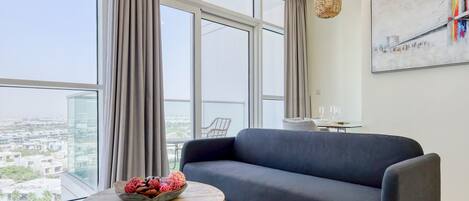 Apartamento luxo | Área de estar | Smart TV 55 polegadas com canais a cabo, TV