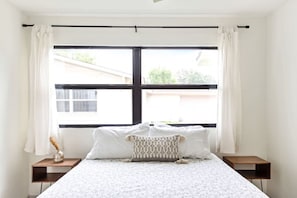 3 habitaciones, escritorio, tabla de planchar con plancha y wifi