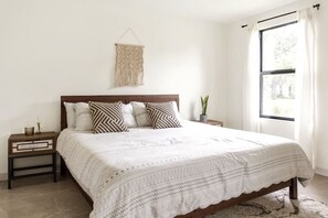 3 bedrooms, desk, iron/ironing board, WiFi