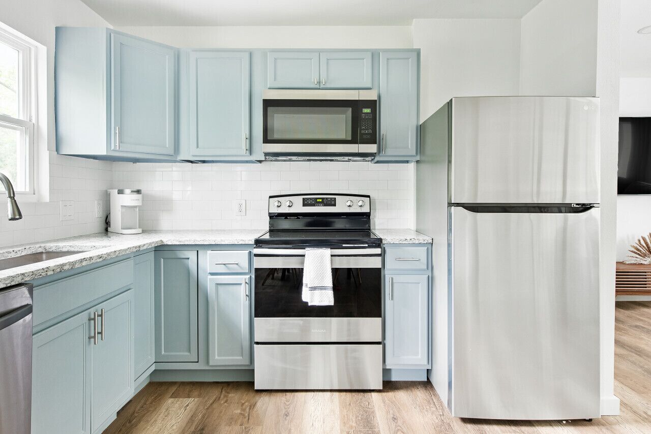 Microwave, stovetop, dishwasher, coffee/tea maker