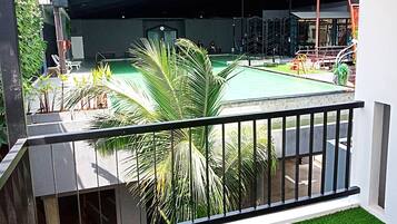Uma área de piscina com vista para um edifício e uma escadaria.