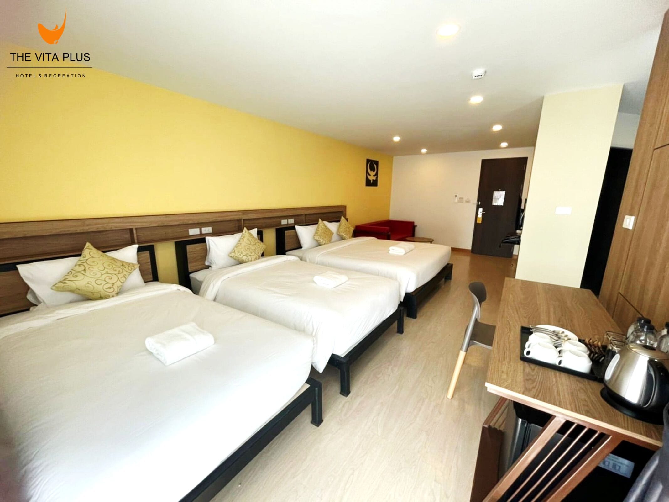 Family Room with Balcony | Camas con pillow-top, wifi gratis y ropa de cama 