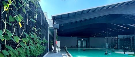 Een binnenzwembad en een buitenzwembad