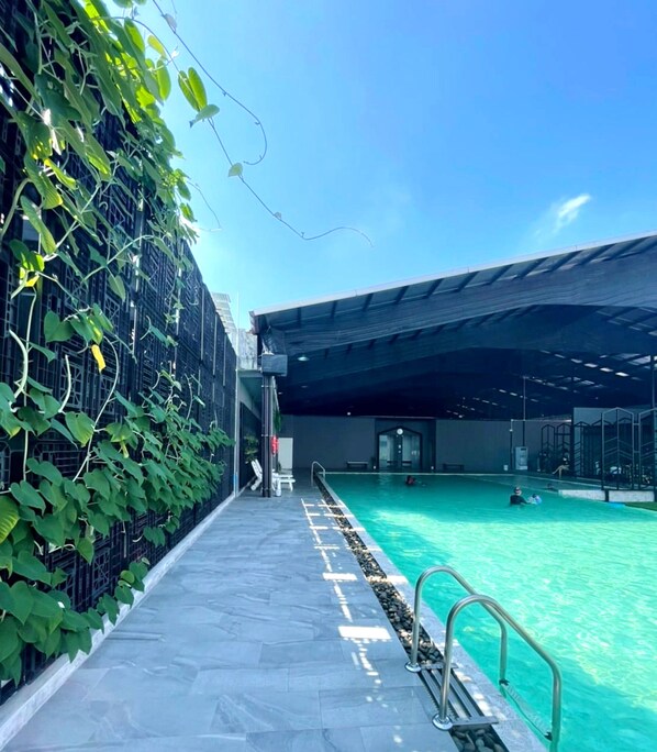 Piscine couverte, piscine extérieure