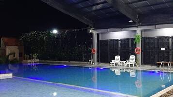 Piscine couverte, piscine extérieure