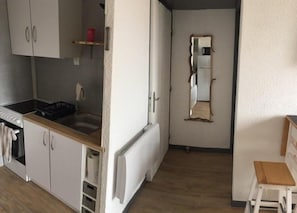 Jääkaappi, mikroaaltouuni, uuni, liesi