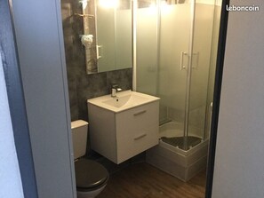 Dusche, Haartrockner, Toilettenpapier