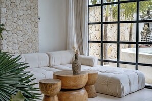 Villa | Living area | 55-inch TV with cable channels - Rumah Simba (Munggu)