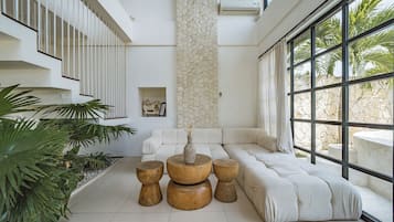 Villa | Área de sala de estar | Televisión de 55 pulgadas con canales por cable