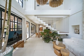 Villa | Área de sala de estar | Televisión de 55 pulgadas con canales por cable