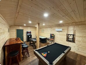 Games room - Cabin Apt 20min to Gatlinburg across from Ntl Park GameRoom+FirePit+Pet Friendly (Cosby)