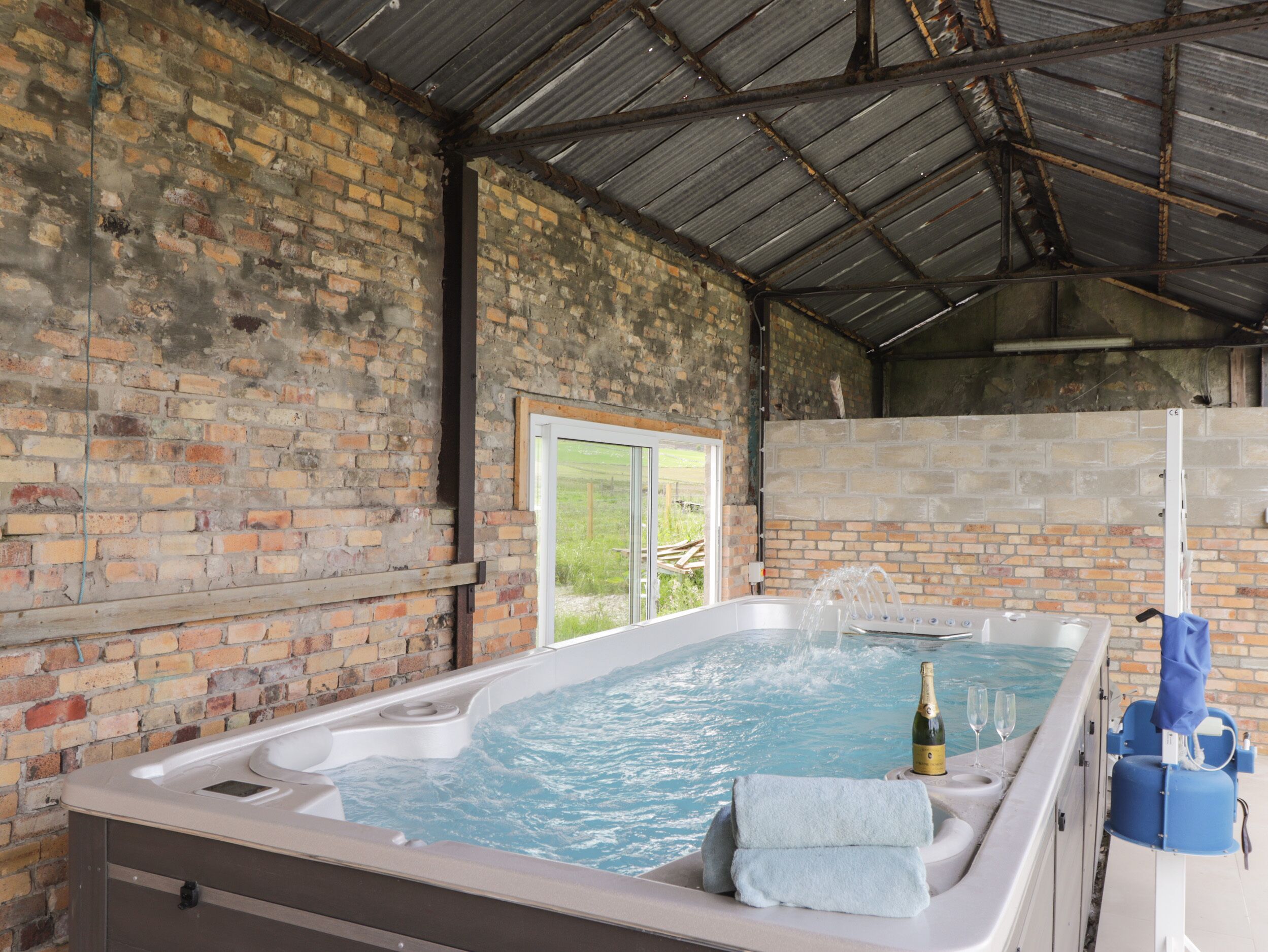 Indoor spa tub