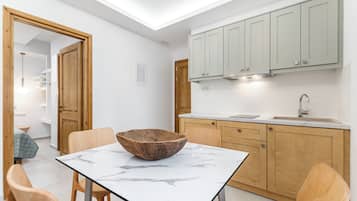 Two Bedroom Superior Apartment | 客廳 | 73 厘米智能電視連衛星電視頻道、電視