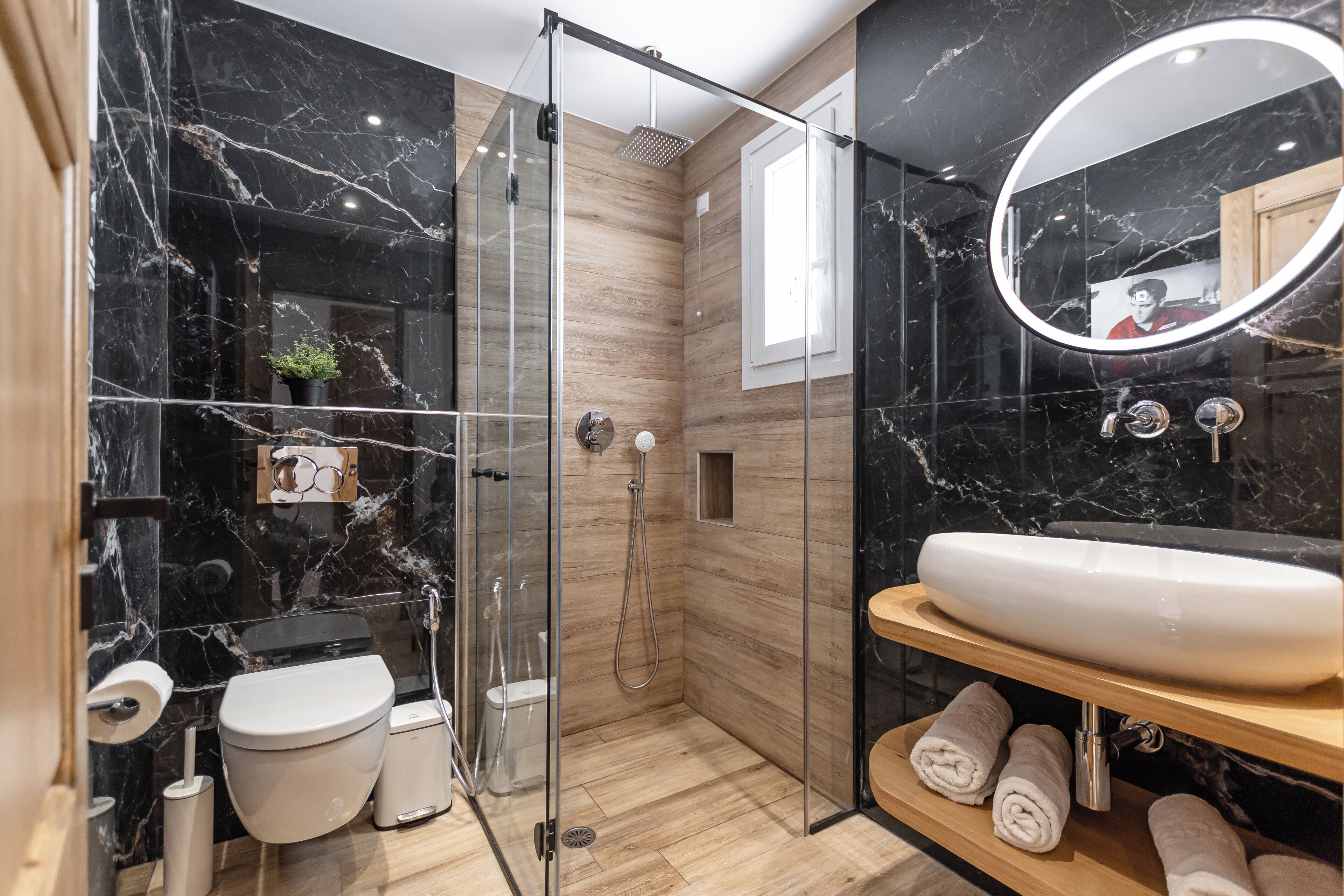 Standard Double Room | Baño | Regadera, regadera tipo lluvia, secadora de cabello, bidet 