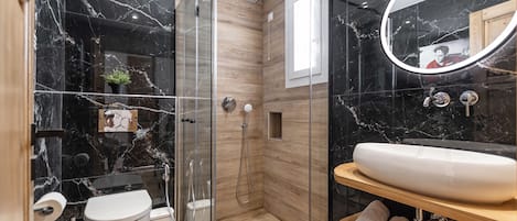 Standard Double Room | Bad | Dusj, regndusjhode, hårføner og bidé