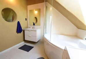Rumah Keluarga, Beberapa Tempat Tidur, 2 kamar mandi, area taman (Vineyard Eco House Vukan) | Kamar mandi | Kombinasi shower/bathtub, pengering rambut, handuk, dan sabun